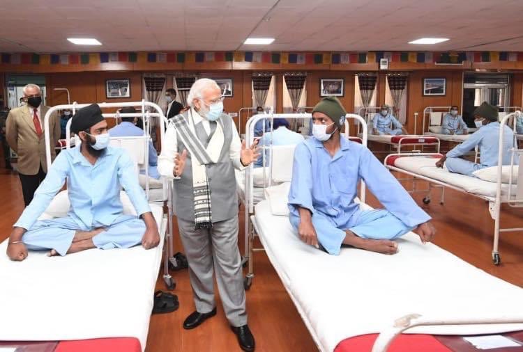 RCMakwanaBJP's tweet image. Prime Minister Shri Narendra Modi Ji met soldiers, who were injured in #GalwanValleyClash of June 15, in Leh. 

#ModiinLeh
#ModiInLehLadakh
#ModiRocksChinShocked