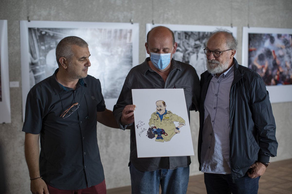 Ayer inauguramos la exposición "San Fermín 2020 en pausa" en el Palacio de Condestable.
Desde AREGNA-NAGE quisimos tener un detalle con <a href="/CALLEJAGOI/">CARLOS CALLEJA GOÑI</a> entregando una caricatura de nuestro amigo y compañero Pachi, realizada por R.Flores y donada por los compañeros de <a href="/AuzoNews/">Festaro/Auzo News</a>