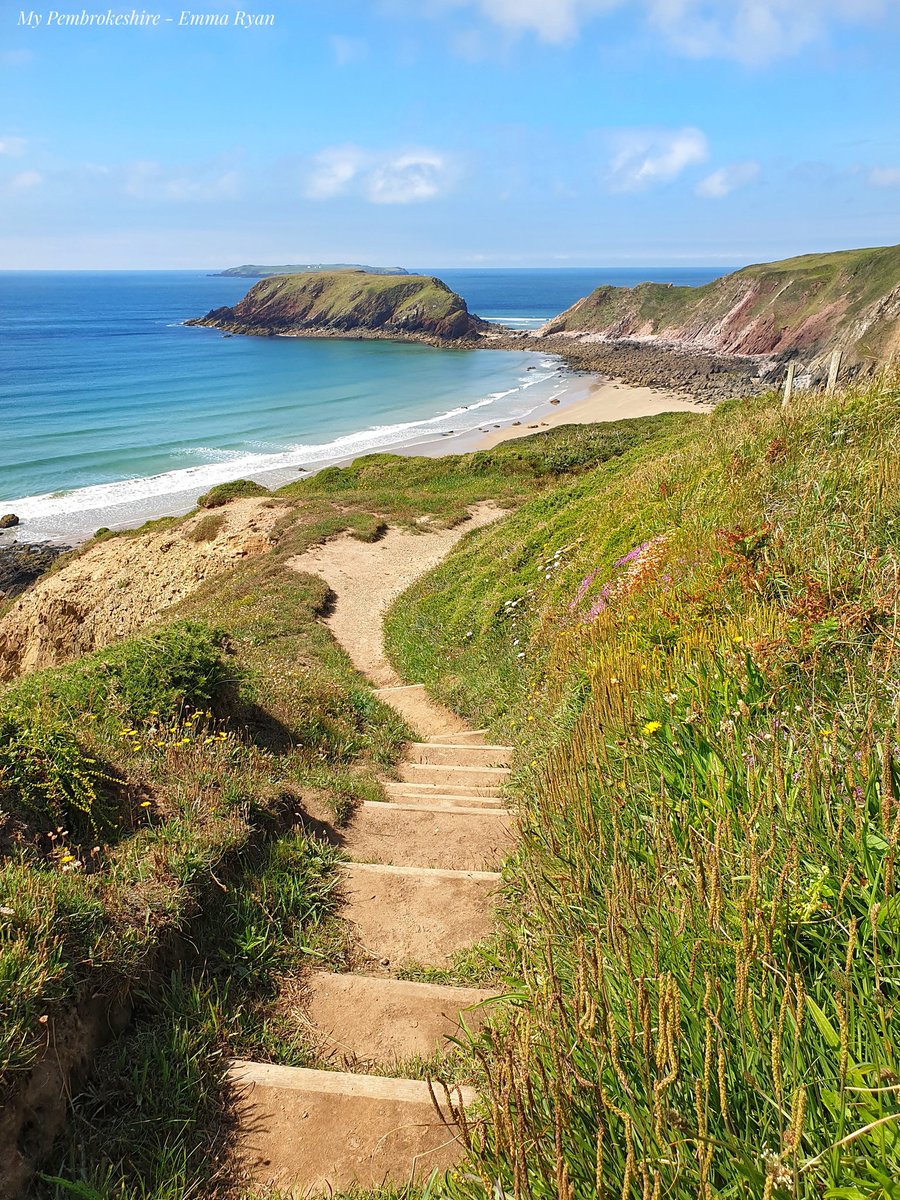So so happy to be back on the coast path taking photos, Marloes Sands <a href="/Ruth_ITV/">Ruth_TV</a> <a href="/kelseyredmore/">Kelsey Redmore</a> <a href="/DerekTheWeather/">Derek Brockway - weatherman</a> <a href="/PembsCoast/">Pembrokeshire Coast National Park</a> <a href="/WalesCoastUK/">Wales Coast Path UK</a> <a href="/VisitPembs/">Visit Pembrokeshire 🏴󠁧󠁢󠁷󠁬󠁳󠁿</a> <a href="/visitwales/">Visit Wales 🏴󠁧󠁢󠁷󠁬󠁳󠁿</a> #pembrokeshire #FindYourEpic #coastpath