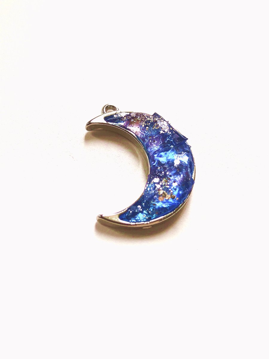 sigure_css's tweet photo. 最近アクセサリー作ってはいたのですが大体失敗してました…すみません……
なので失敗したやつ全部割って固めました… https://t.co/vS93zybddp
