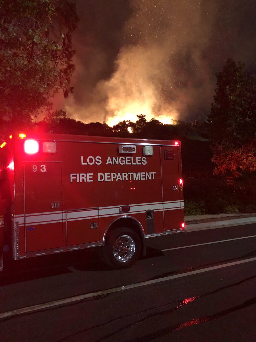 ValleyFireScan's tweet image. Brush Fire LAFD 93s. Top of Reseda Blvd. 1 acre behind houses