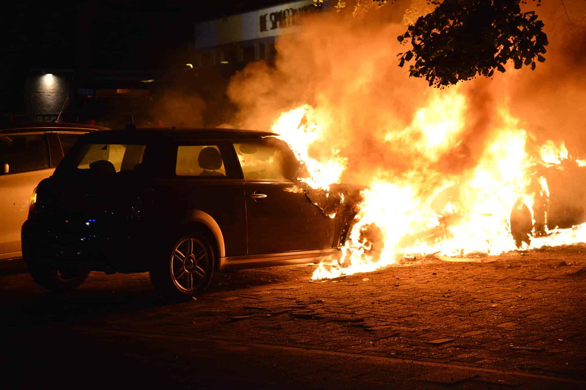 Vier auto's door brand beschadigd, politie gaat uit van #Brandstichting #Autobrand #Breda #DirkHartogstraat.
