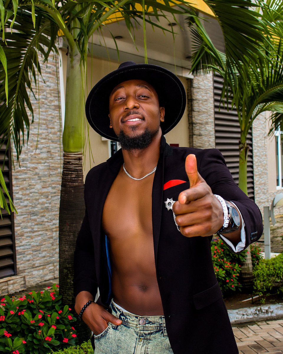 GracefullyXoxo's tweet photo. DUDE!!Hotness is a VIRTUE tailored for this MAN!! Man like @realChrisville πππβ¨β¨β¨
#chrisvillethebrand #energygod #HeatWarning #modeling #HitRefresh #flexModel #toohottohandle #vibeking #redbulluntapped2020 #track1 #energytakeover https://t.co/rkLympQbul
