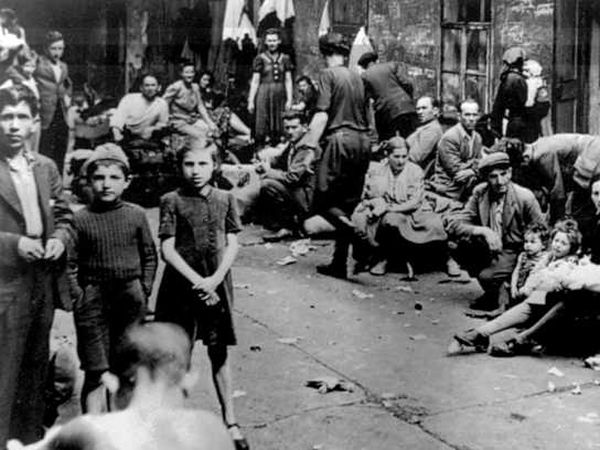 Letnapark's tweet photo. 4.7.1946 Das *#Pogrom von #Kielce* ist die erste dokumentierte, #antisemitische Gewalt nach #WW2 mit 40 Toten, 80 Verletzten.
Die in die US-Besatzungszone geflüchteten Juden erleben darauf den dt. #Antisemitismus.
...Europa, #KeithLowe @KlettCottaTweet https://t.co/5QpSwRy9pG https://t.co/FQVjVTkU2p
