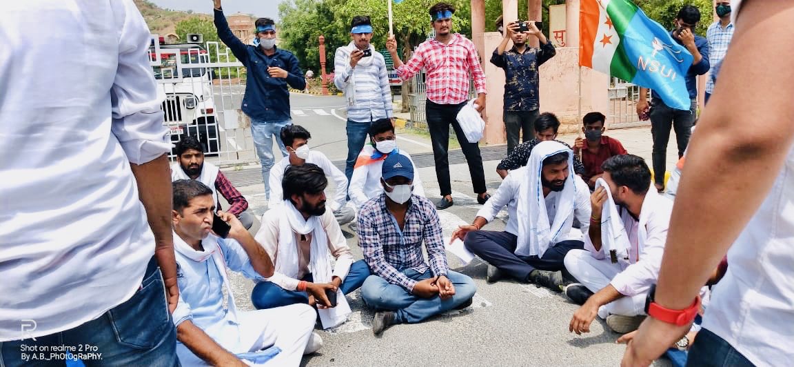 The_jaber_khan's tweet photo. यह अभियान है अधिकार का!
यह अभियान है शिक्षा का!!
सभी विधार्थियो को अगली कक्षा में प्रमोट करे! 

#examscancelled #जीतेगा_छात्र_जीतेगा_राजस्थान 
@AbhimanyuP00NIA @ashokgehlot51 @_gurjotsandhu @nsui @HansrajMeena @Ramniwaskukna @parasgurjar17 @JitendraBassi @NSUIRajasthan https://t.co/GCIk7HjKP3