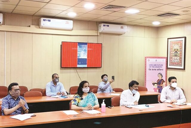bjdwithodisha's tweet photo. ଏଣିକି ରାଜ୍ୟର କାରଖାନାଗୁଡ଼ିକରେ ଘଟୁଥିବା ଦୁର୍ଘଟଣାର ସଠିକ୍‌ ରିପୋର୍ଟିଂ ଓ ଟ୍ରାକିଂ ଅନଲାଇନ୍‌ ଜରିଆରେ କରାଯିବ। ଆଜି ଲୋକସେବା ଭବନରେ ଶ୍ରମ ମନ୍ତ୍ରୀ ସୁଶାନ୍ତ ସିଂହ ଭିଡିଓ କନଫରେନ୍‌ସିଂ ଜରିଆରେ ଆକ୍ସିଡେଣ୍ଟ୍‌ ମନିଟରିଂ ସିଷ୍ଟମ୍‌ର ଲୋକାର୍ପିତ କରିଛନ୍ତି। https://t.co/XzbW0yqeHD