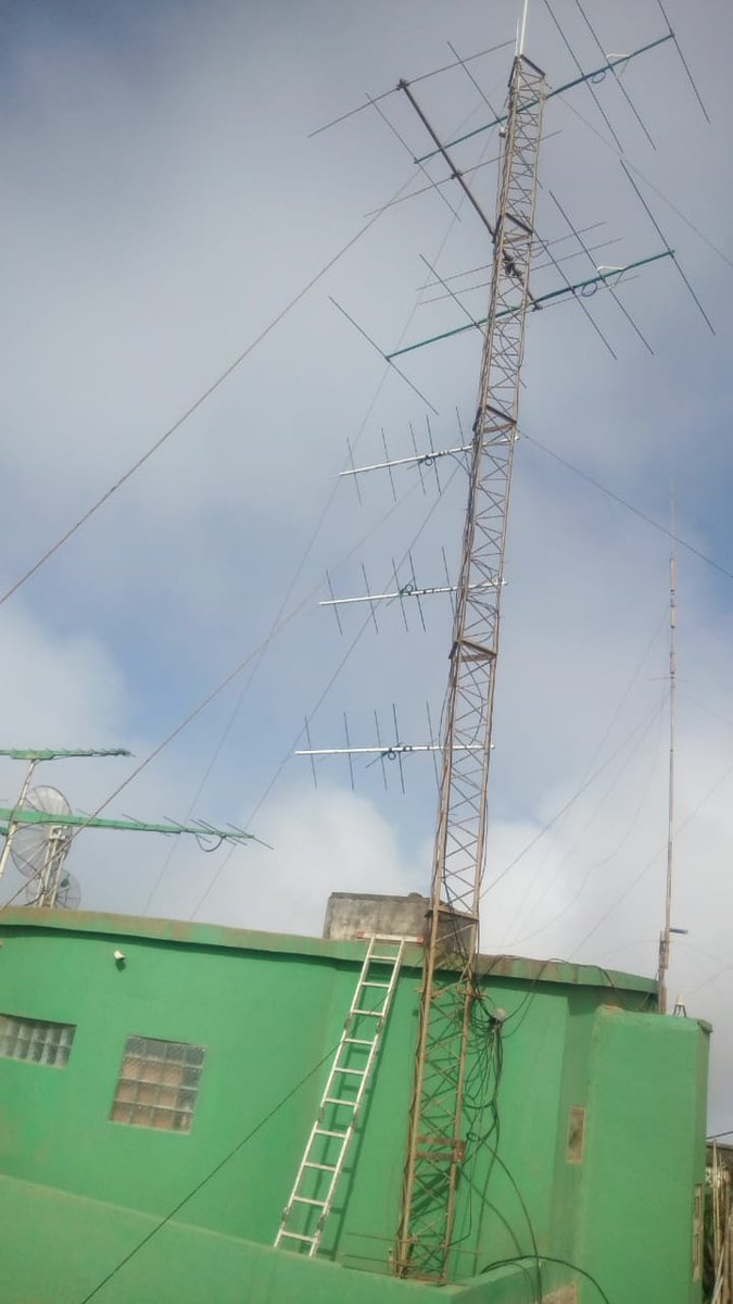 D4C_team's tweet photo. Want to contribute to our expansion? please donate! https://t.co/jWl248faym
Our latest improvement:
-New 2m antenna setup to EU: 3 x 5+5 RHCP vertically stacked yagi -
-2 new dishes L to R
-1m dish homemade for 13cm and 23cm
-80cm dish homemade for #QO100 #uhf #shf #hamradio https://t.co/DQtQQehoWe