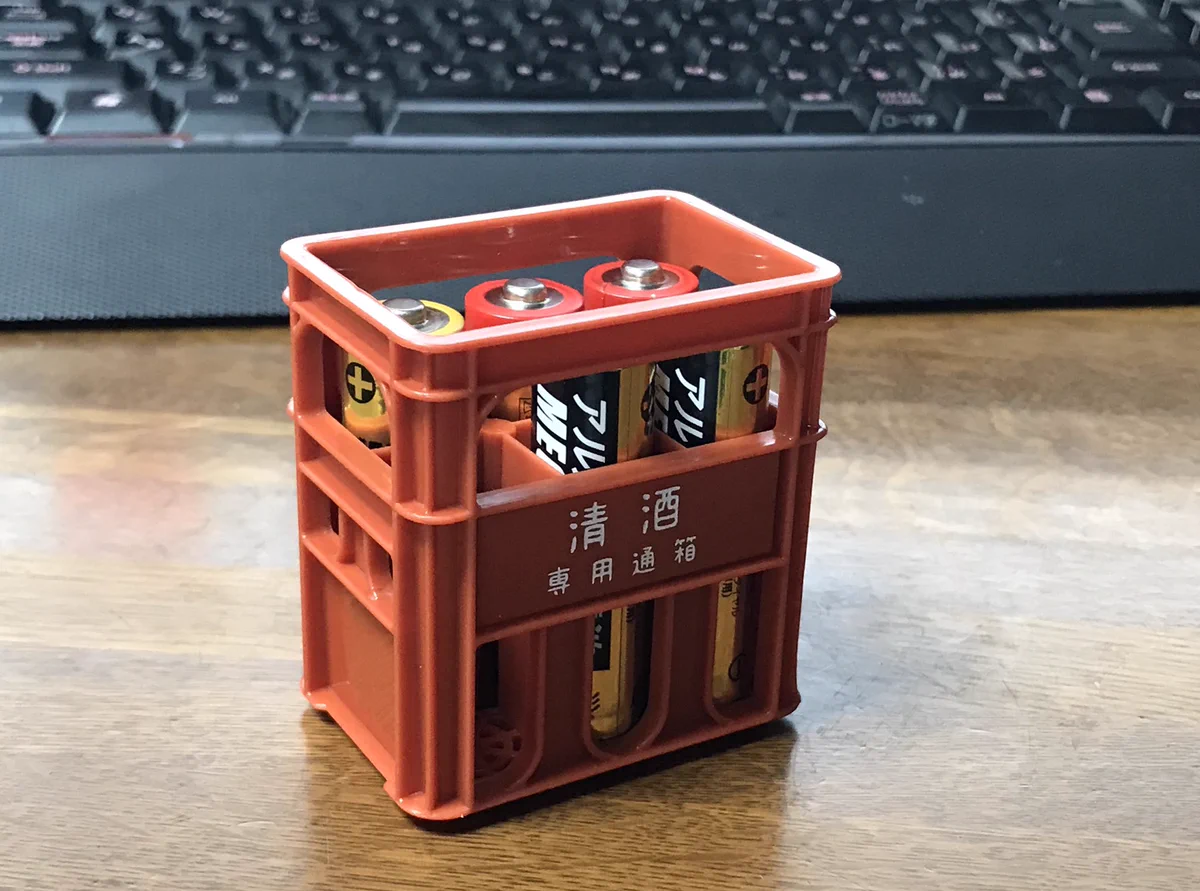 単三電池をおしゃれに保管？！セリアのミニチュア一升瓶ケースが話題に！