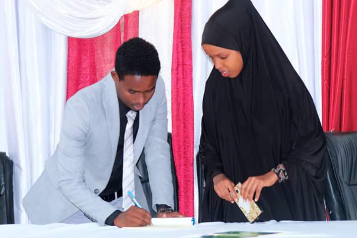 CenterHormuud's tweet photo. Bandhig buuggeed ka dhacay magaalada Badhan. Waa buuggii koowaad oo ay Hormuud Forum soo qaban-qaabiso. https://t.co/YbbvbI7SgS