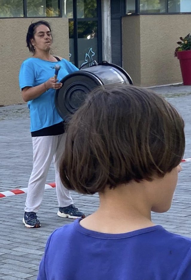 villesmso91's tweet photo. 5 familles ont appris la #percussion sur objets pour participer à la #déambulation rythmique ce soir, dans les rues de la ville #saintmichelsurorge avec #LeeLaPetronio et #HipTapProject
20h : place du Marché • 20h30 : place de Ber • 21h : Fontaine de l'Orme • 21h30 : Mairie https://t.co/cyV6KPaPWe