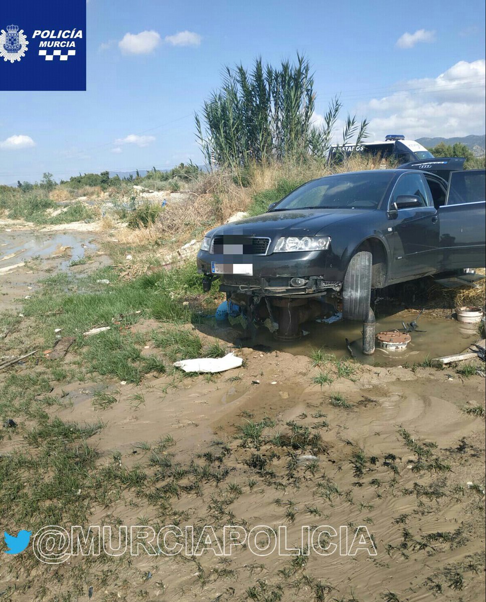 MurciaPolicia's tweet photo. El conductor de un turismo fue detenido ayer por conducir bajo la influencia de bebidas alcohólicas tras salirse de la vía con su vehículo y romper varias arquetas de agua, inundando la zona, en Camino de la Locia, Sangonera la Seca https://t.co/cZ3heTbY2G