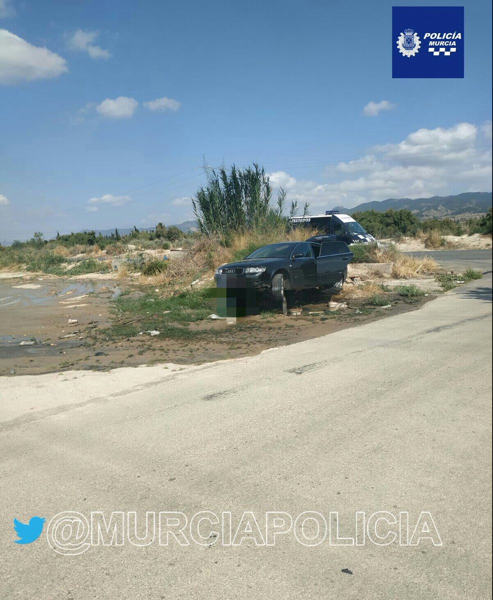 MurciaPolicia's tweet photo. El conductor de un turismo fue detenido ayer por conducir bajo la influencia de bebidas alcohólicas tras salirse de la vía con su vehículo y romper varias arquetas de agua, inundando la zona, en Camino de la Locia, Sangonera la Seca https://t.co/cZ3heTbY2G