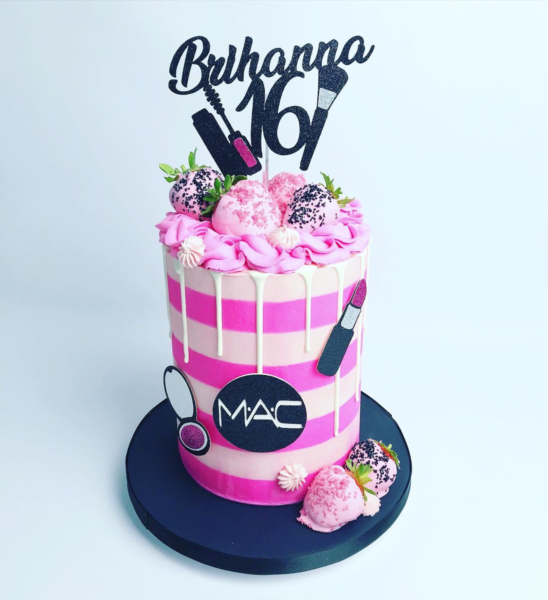 marias_cake's tweet photo. A few cakes from this week 💕 https://t.co/ZFbmKh0glc
