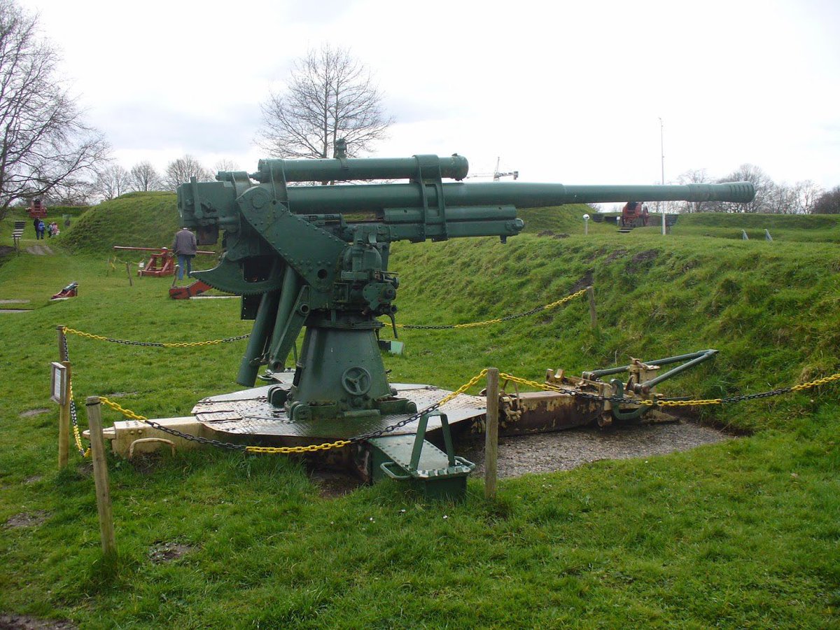 kreuger62's tweet photo. @klaasm67 Ah, feitelijk Oud Valkeveen dus. Voor dit verhaal heeft het #vestingmuseum Naarden een Russische M35/85 (beute wapen) geruild met #museumoverloon. Opgeboord naar 88mm en met een interessante pre productieloop. https://t.co/zVwPtDz0ee