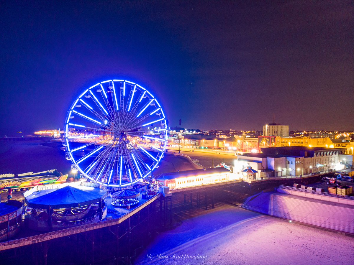 NHSEngland's tweet photo. Tonight, the eve of the #NHSBirthday, landmarks around the country will light up blue as we remember those we have sadly lost during the pandemic. Thank you to the @makeitblueuk team for all your support in lighting up our skylines. 💙 #LightItBlue
https://t.co/CjTchp3J1E https://t.co/EpYPYyW1ZP