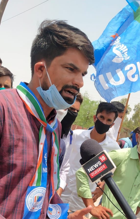 Ramniwas kukna (@ramniwaskukna) on Twitter photo सरकार इस कोरोना संक्रमण के समय में प्रदेश के विधार्थियों को सड़क पर उतरने के लिए मजबूर नहीं करें,इसलिए तत्काल सभी छात्र-छात्राओं को जनरल प्रमोट करे ✊✊
#जीतेगा_छात्र_जीतेगा_राजस्थान <a href="/ashokgehlot51/">Ashok Gehlot</a> <a href="/DeependerSHooda/">Deepender Singh Hooda</a> <a href="/BSBhatiInc/">Bhanwar Singh Bhati</a> <a href="/DivyaMaderna/">Divya Mahipal Maderna</a> <a href="/nsui/">NSUI</a> <a href="/guptar/">Ruchi Gupta</a> <a href="/Neerajkundan/">Neeraj Kundan</a> सरकार इस कोरोना संक्रमण के समय में प्रदेश के विधार्थियों को सड़क पर उतरने के लिए मजबूर नहीं करें,इसलिए तत्काल सभी छात्र-छात्राओं को जनरल प्रमोट करे ✊✊
#जीतेगा_छात्र_जीतेगा_राजस्थान <a href="/ashokgehlot51/">Ashok Gehlot</a> <a href="/DeependerSHooda/">Deepender Singh Hooda</a> <a href="/BSBhatiInc/">Bhanwar Singh Bhati</a> <a href="/DivyaMaderna/">Divya Mahipal Maderna</a> <a href="/nsui/">NSUI</a> <a href="/guptar/">Ruchi Gupta</a> <a href="/Neerajkundan/">Neeraj Kundan</a>