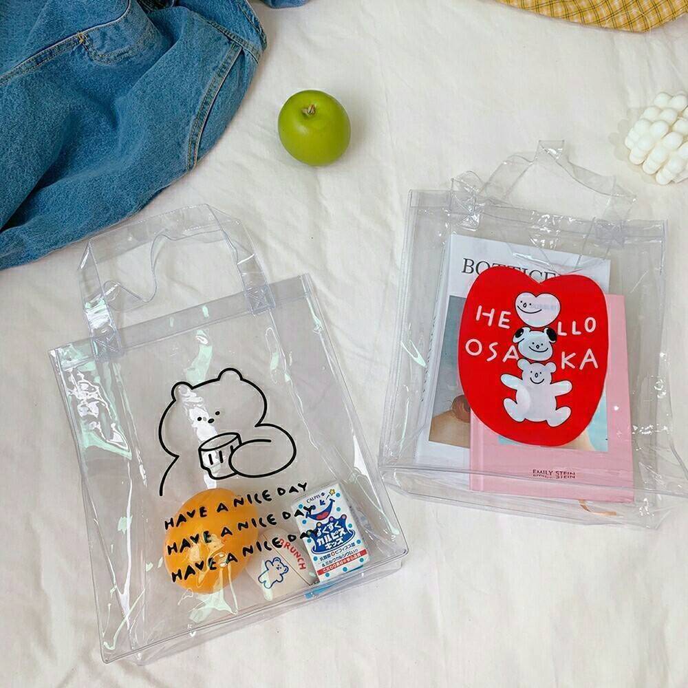 apshop14x's tweet photo. กระเป๋า���ส🌷[pre-order]
-ราคาใบละ 105 บาท
-ขนาด 42.5 x 26.5  cm
#กระเป๋าใส #กระเป๋า https://t.co/XUAJ20p6bv