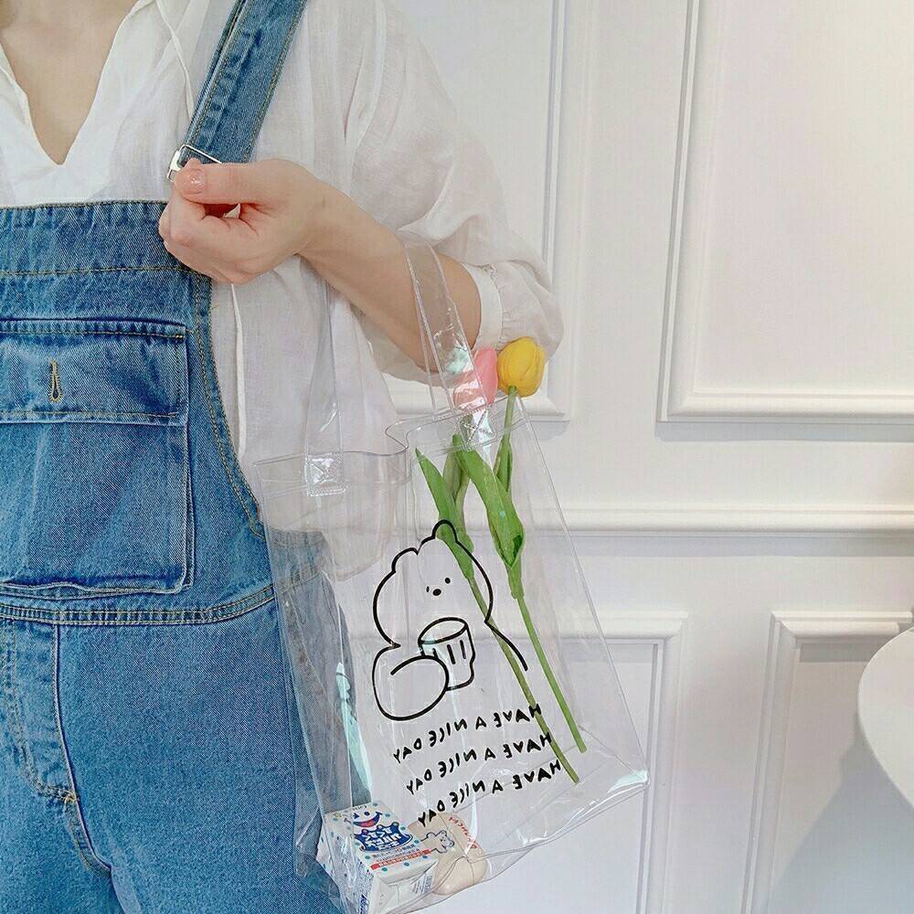 apshop14x's tweet photo. กระเป๋า���ส🌷[pre-order]
-ราคาใบละ 105 บาท
-ขนาด 42.5 x 26.5  cm
#กระเป๋าใส #กระเป๋า https://t.co/XUAJ20p6bv