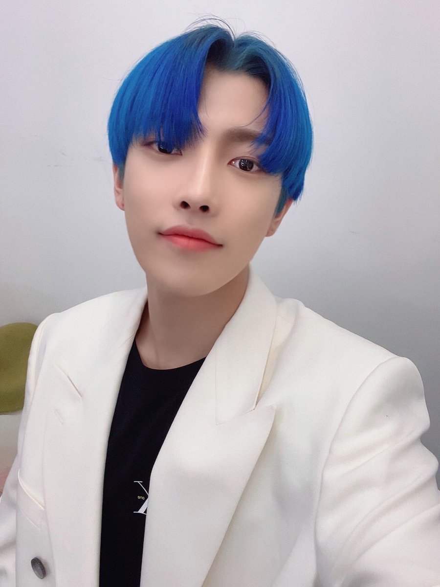 ATEEZofficial's tweet photo. [#홍중] 더운 날엔 시원한 홍중이 생각하기😊☀️
#ATEEZ #에이티즈 https://t.co/jyhsArNIkI