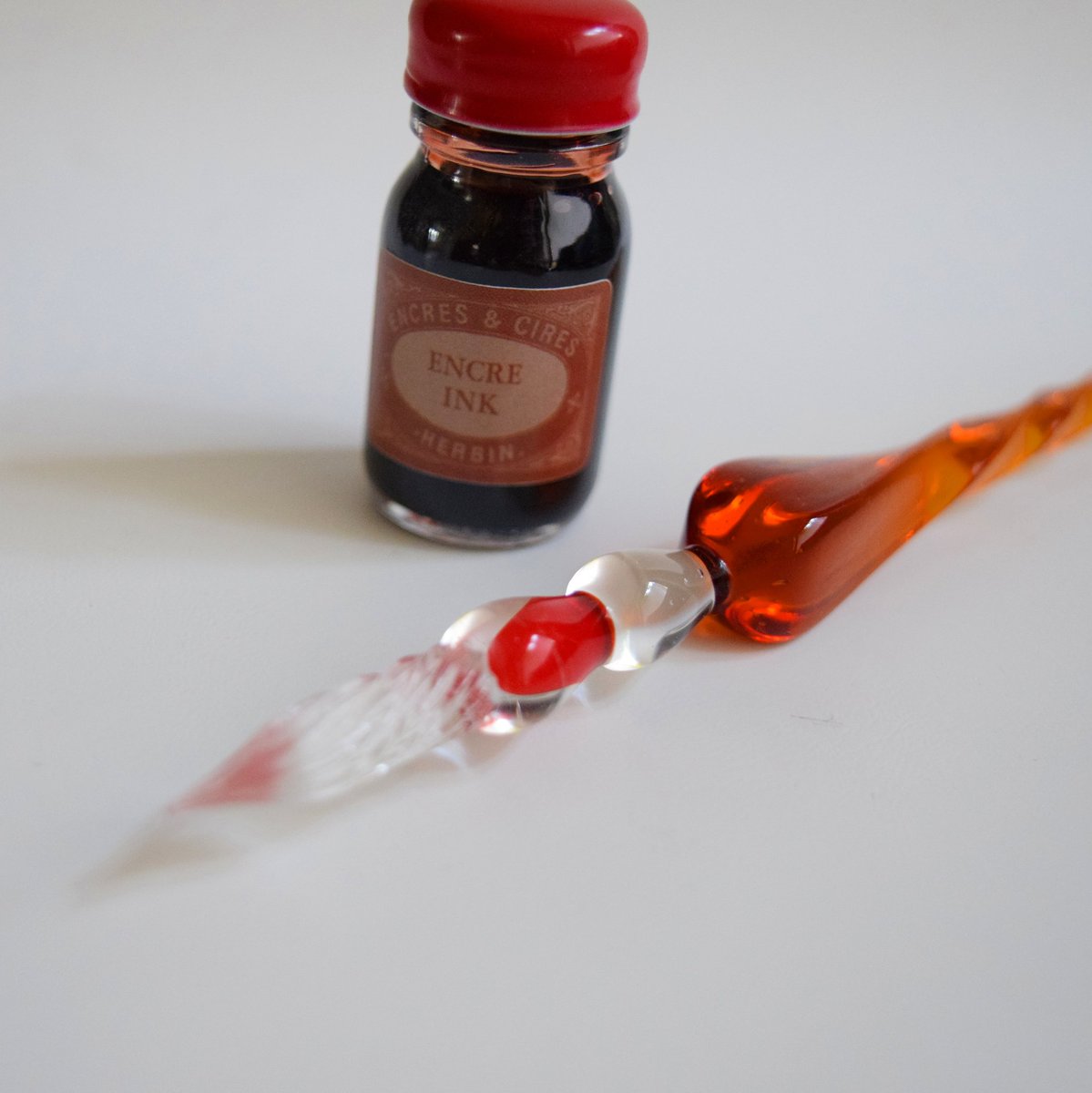 fountainfeder's tweet photo. Do you use a Glas dip pen to test your inks or just go all in and fill a pen?
#herbin #penset #glasdippen #herbinvenetian #dippen #fountainpen #fountainpenink #inktest #inktesting #writingset #venetianwritingset #pentastisch #cursive #test #pergament #france #inkset #dippenset https://t.co/yZsuyVFJ0P