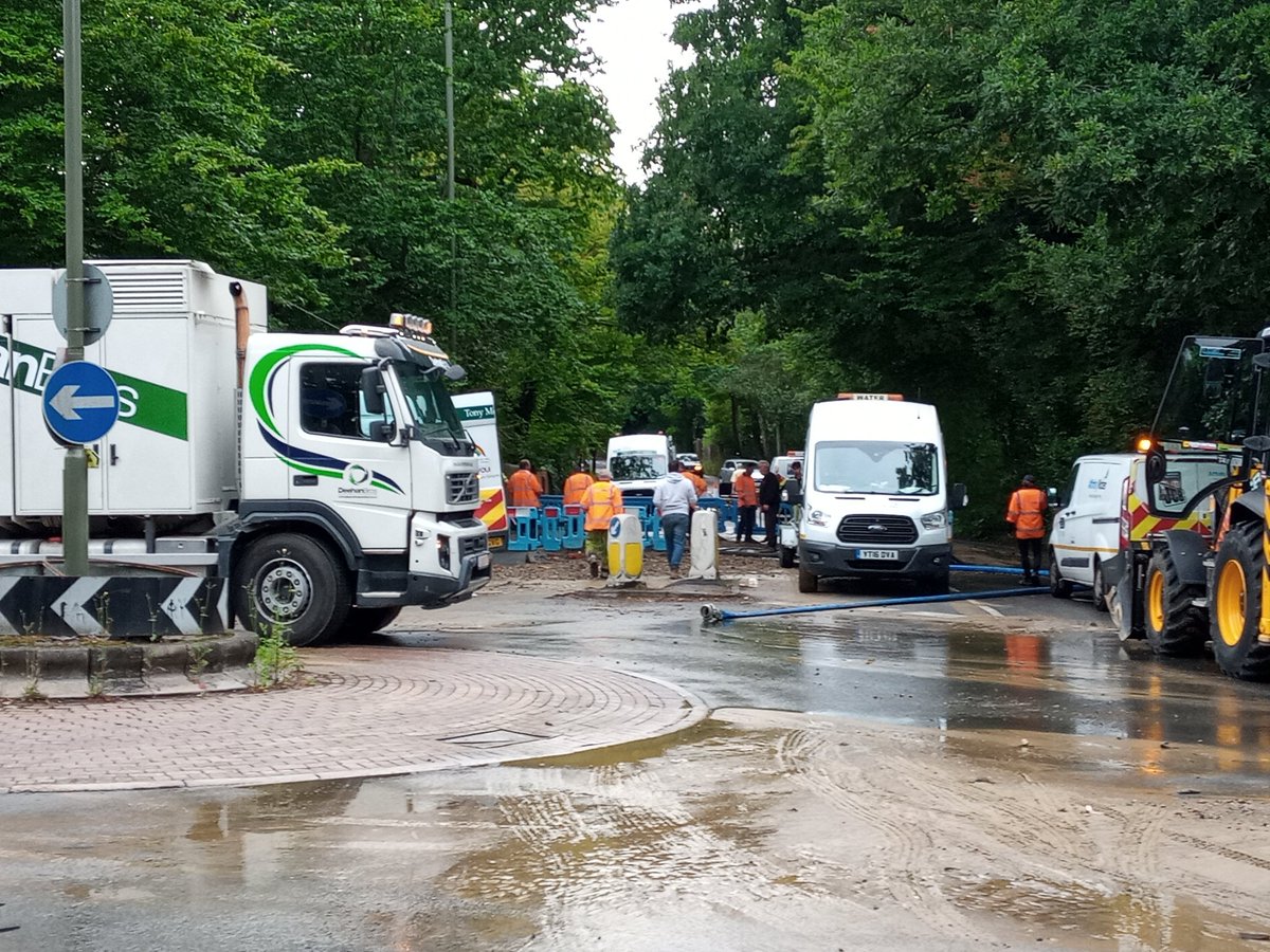 Hoodley66's tweet photo. @eagleradio Holloway Hill in Chertsey....'bit' of a water main burst. Holloway Hill, A320 both closed at this location...#nicepaddlewiththedogsthough https://t.co/y7jmzitRdw