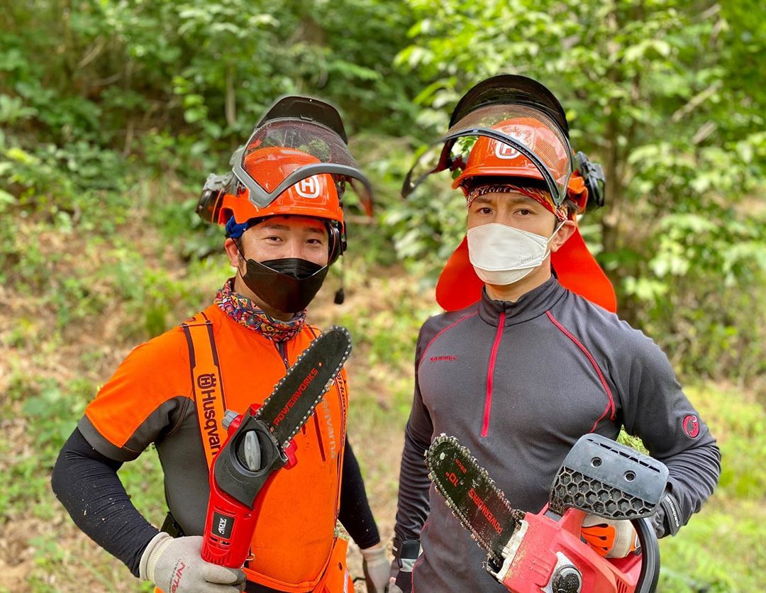 kdwsp's tweet photo. キムドンワンinstagram更新！
「木の調査する日 #ハスクバーナ #husqvarna #powerworks #チェーンソー #保護装具の着用を生活化しましょう。」
https://t.co/uUs42S19vK https://t.co/1fhOfH62QR