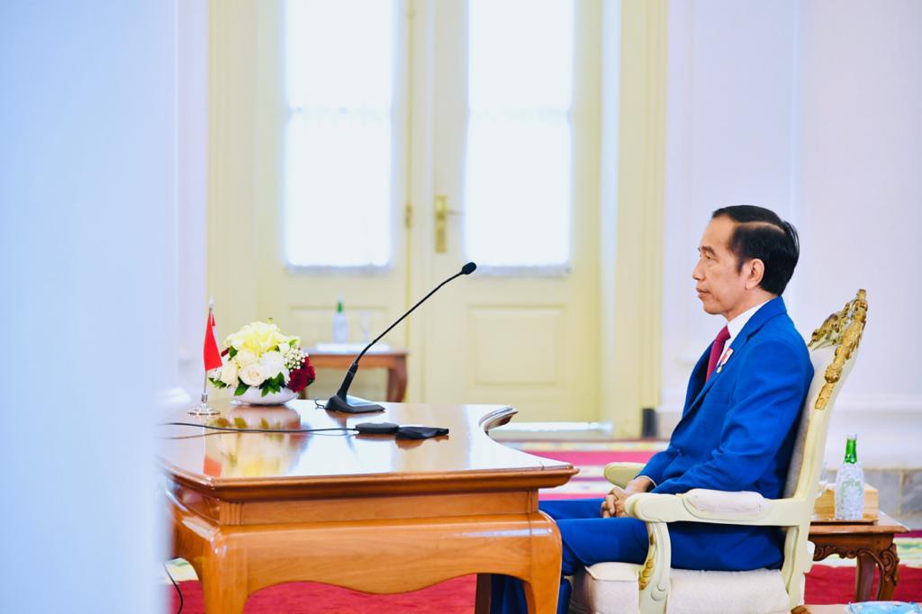 jokowi's tweet photo. Indonesia kini dikategorikan sebagai negara berpenghasilan menengah atas, dari sebelumnya negara berpenghasilan menengah bawah.

Pencapaian itu bukanlah hal yang mudah. Dan kita pun mempunyai peluang untuk menjadi negara berpenghasilan tinggi, tentu dengan sejumlah prasyarat. https://t.co/FRnkOCMhcf