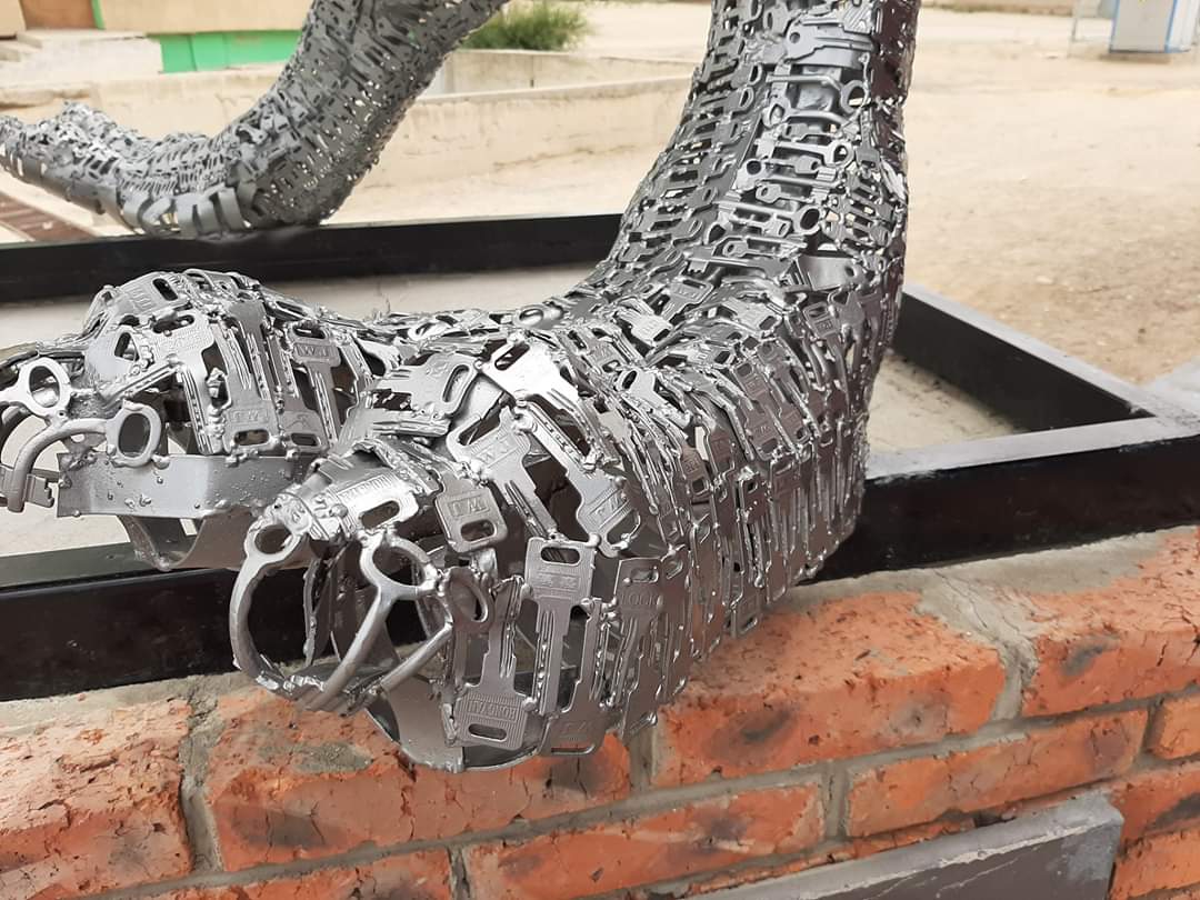 Хаягдал түлхүүрээр хийсэн бүтээл юм бн. Гадаадад биш Дорноговь аймагт гэнэ