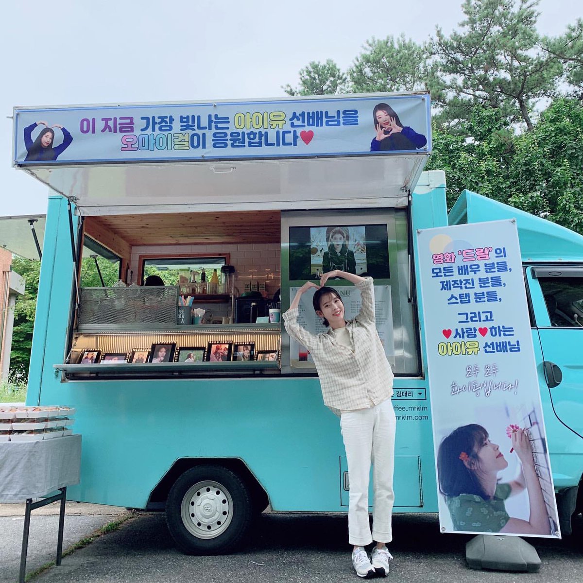jieunturkey's tweet photo. [200704] IU instagram güncellemesi (2/2)

Pankartlar:

“Oh My Girl Lee Jigeum (şu anda/dlwlrma) en çok parıldayan IU sunbaenim’i destekliyor❤️

❤️ Sevgili ❤️ IU sunbaenim’imize ve DREAM filminin ekibine hwaiting!”

Çıkartma: “Oh My Girl IU sunbaenim’i destekliyor💗” https://t.co/BQurb8UNcQ