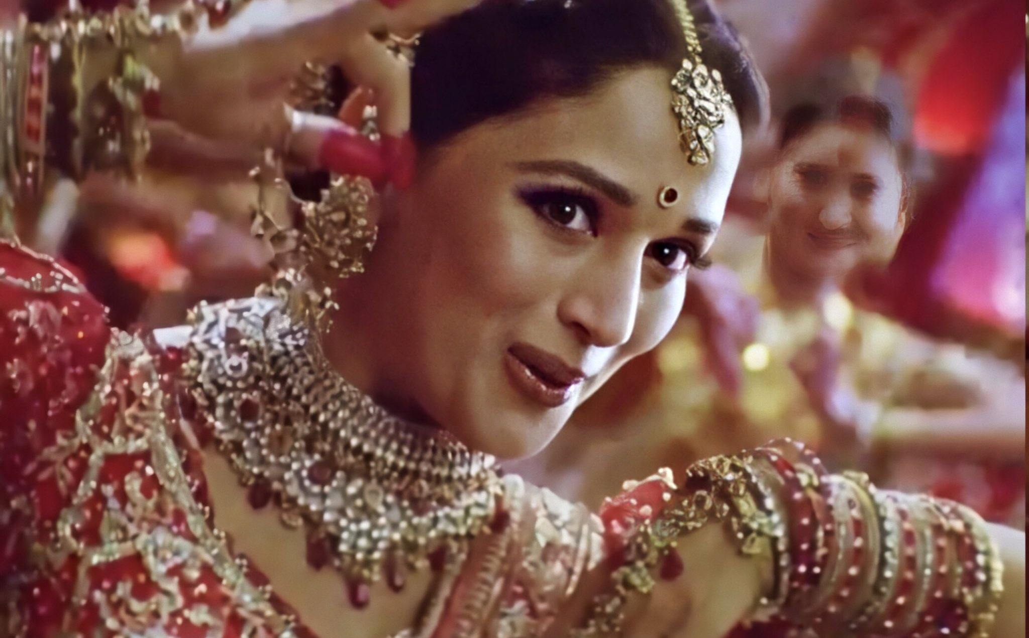 𝐚 • on X: "if you looked up the word “iconic” in the dictionary you would find aishwarya rai and madhuri dixit in dola re dola🌹✨ https://t.co/i1gAEAye6t" / X