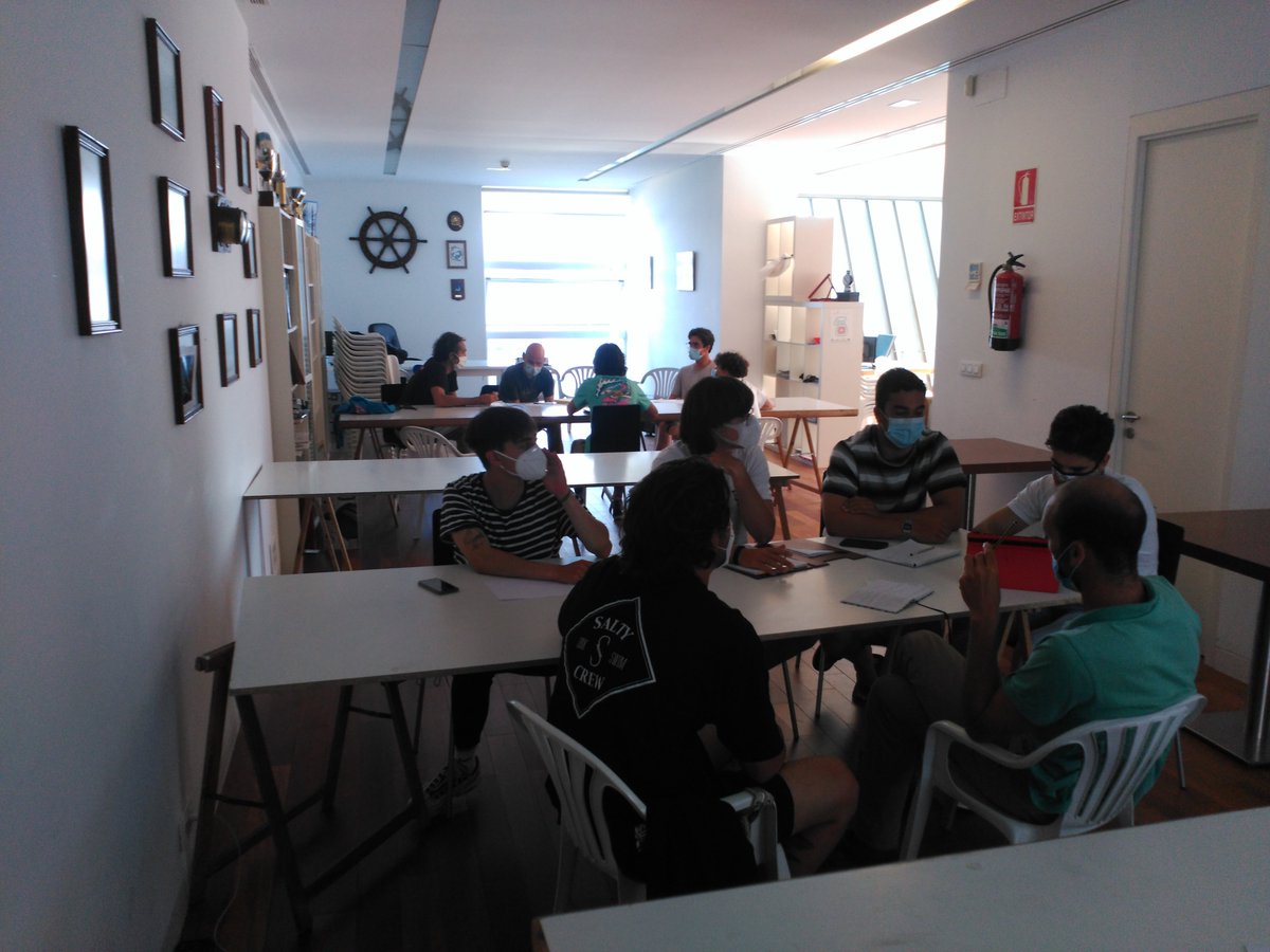 No deja de ser raro trabajar sin vernos la cara pero fue un buen curso y son un grupo con mucho potencial. Esperamos que inspiren a mucha gente con su trabajo.
TD1 monitores/as de Surfing de la <a href="/FedeGalegaSurf/">FGSurf.org</a> ayer en Foz.#defensadelmar #culturasurf #monitoresdesurf #surfandclean