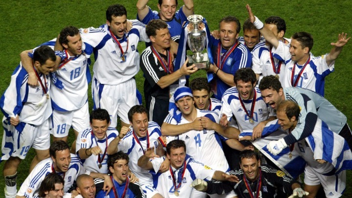 GR_Aktuell's tweet photo. 🏆 ⚽️ #AndiesemTag vor 16 Jahren gewann die griechische Nationalmannschaft 🇬🇷 mit ihrem Trainer Otto Rehhagel 🇩🇪 die #EM2004. Griechenland errang den Europameistertitel nach einem 1:0-Sieg über Gastgeber Portugal im Finale von Lissabon.
📸 @amna_news https://t.co/6ySyR0wyBl