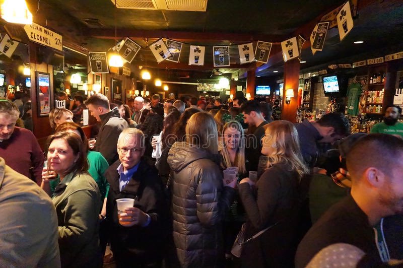 HawkRange's tweet photo. Crowded pub....  or bring a beer with you whikst you practice  2 meters away from everyone else.. we know what we’d rather do ⛳️🍺 https://t.co/fyP6QGJCRe