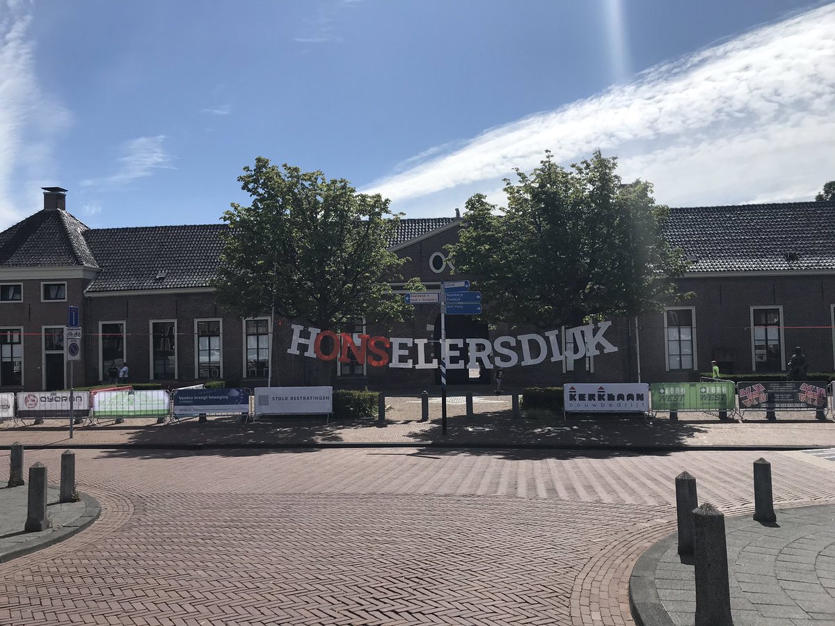Deze week vindt de Honselse Feestweek in digitale vorm plaats. Grote letters sieren het dorp om de gemeenschapszin te benadrukken. Prachtig staaltje <a href="/Omdenken/">Omdenken</a> van <a href="/BartvMeurs/">Bart van Meurs</a> en alle comitéleden. #Honselersdijk #Westland (foto is van donderdag, toen scheen de zon! 😄)