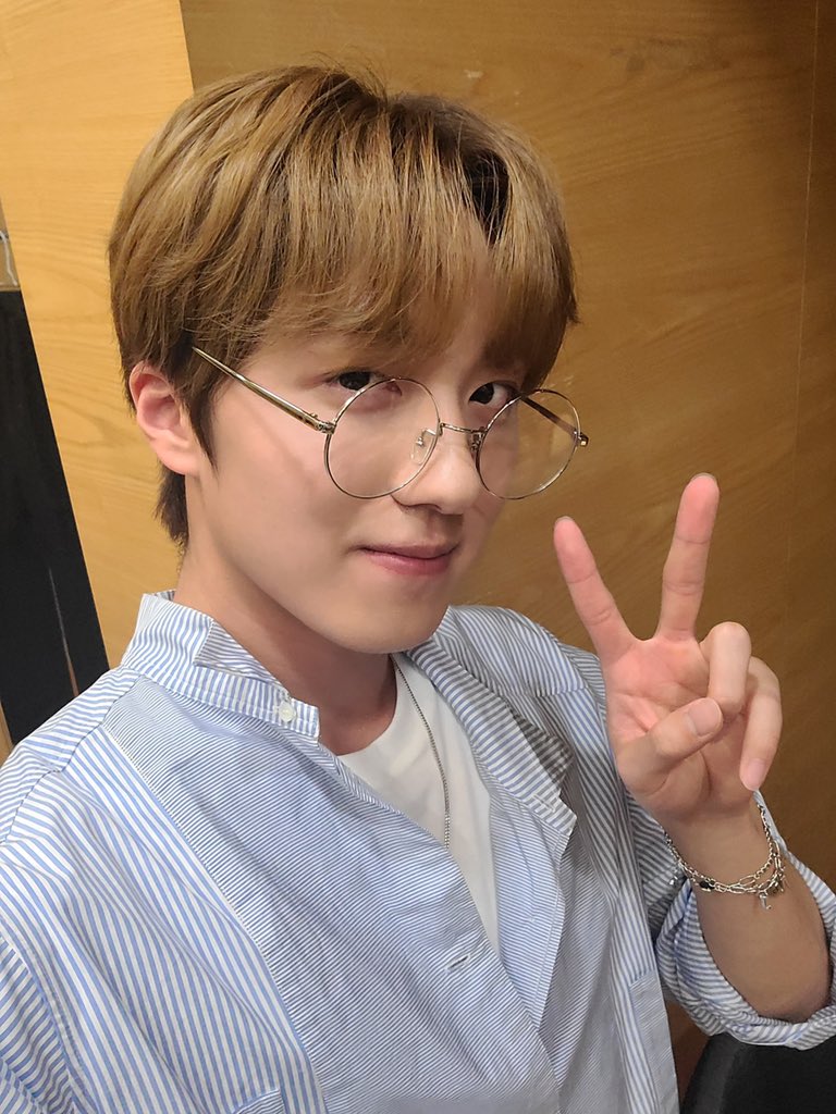 SF9_FANCLUB's tweet photo. [📸] 동글 동글 안경과 강찬희! 이 조합 최고된다😍 

#SF9 #에스에프나인 #찬희 #CHANI https://t.co/J0znyzP95p
