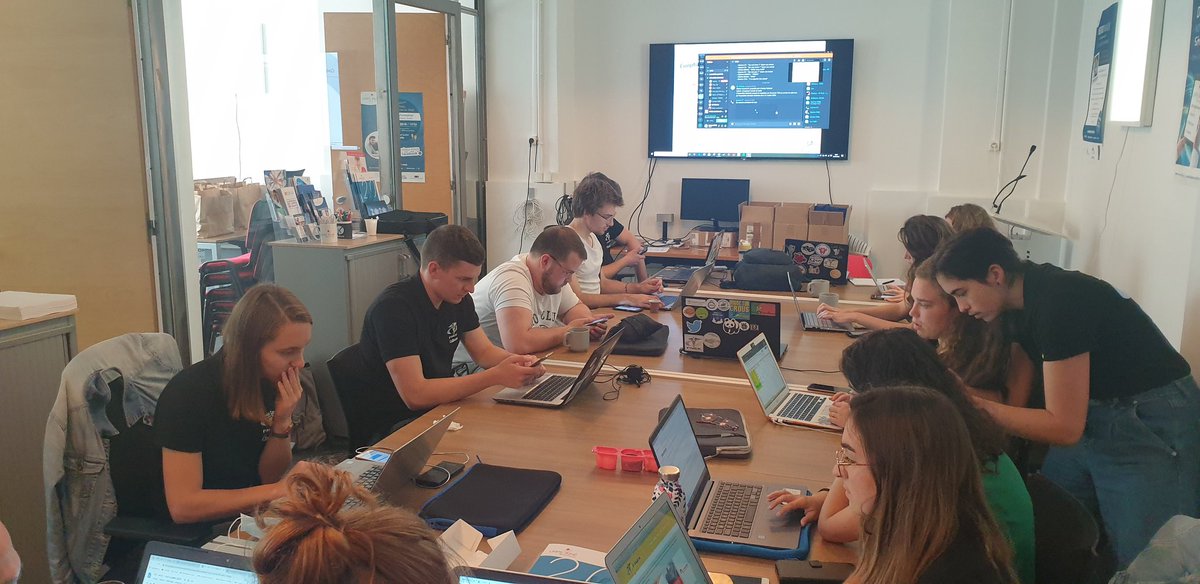 La_FNEK's tweet photo. 👥 Aujourd'hui commence le #WEEsio ➡️ le week-end d'été à distance de @La_FNEK ! Il s'agit du dernier événement du mandat 2019/20 au cours duquel le #BN1920 présentera le bilan du mandat passé avant de démissionner https://t.co/b7ByPNzc5s