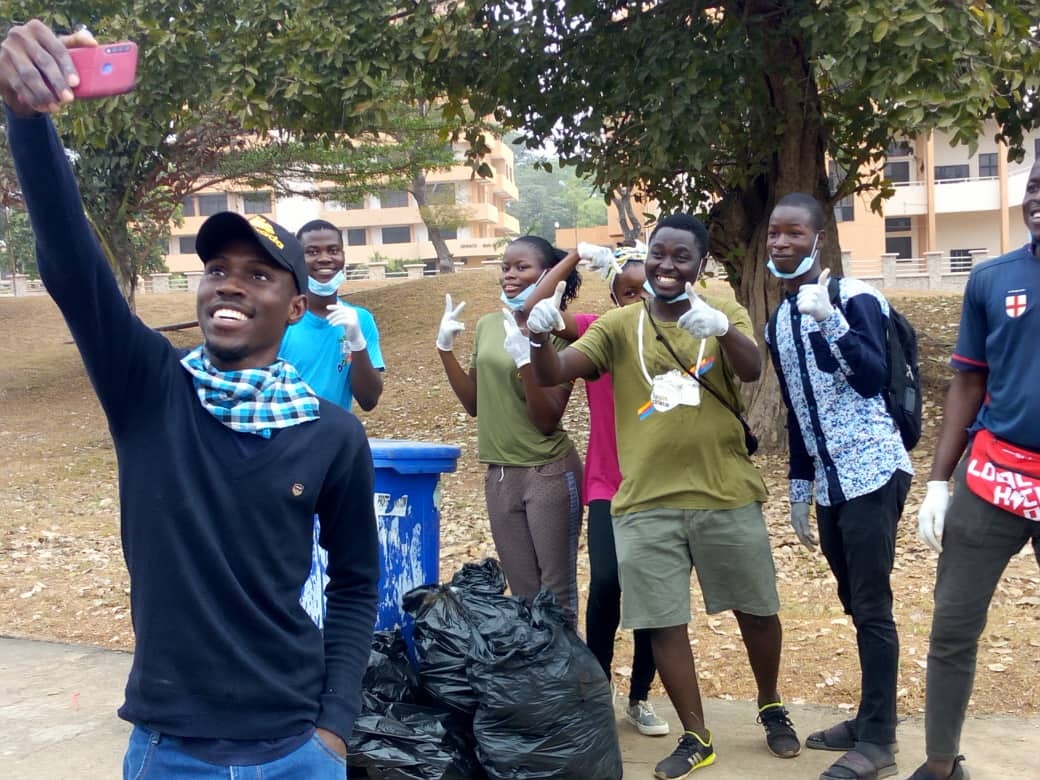 ploggingnigeria's tweet photo. Grinning for our plogfies comes naturally when we've taken some litters off the grounds. ππ€³
#Plogging #PloggingClubILORIN
#WeKeepFitToKeepClean
#FitPeopleInCleanCommunities https://t.co/SuOjeBG5Ez