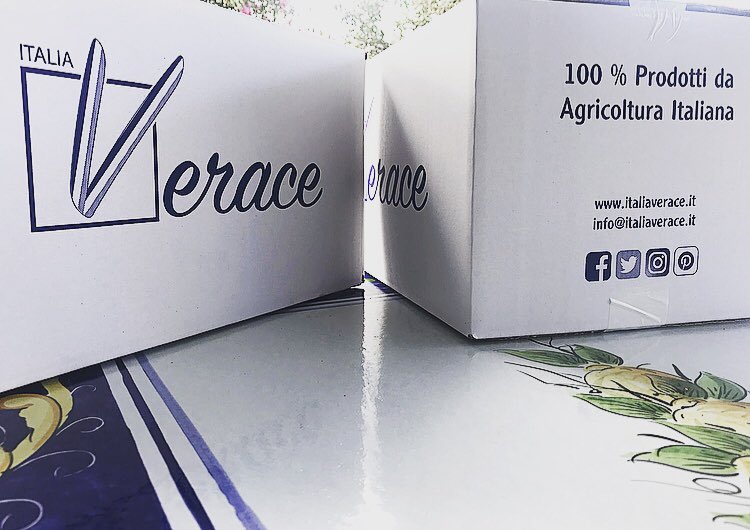 ItaliaVerace's tweet photo. 🎁 Per i tuoi regali personali o aziendali scegli la nostra confezione 🍀 🌾 🚜 Con #ItaliaVerace 100 % prodotti da agricoltura italiana 🇮🇹 
🍷🍝 Per info &amp; acquisti clicca ⬇️

https://t.co/9z6Kfwth8m https://t.co/ZVpQ7Dg5na