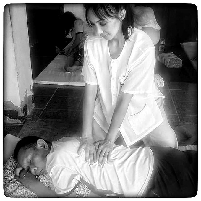 Alors que je masse, je regarde tjrs le visage de la personne dont je m'occupe car bcp de choses s'y lisent