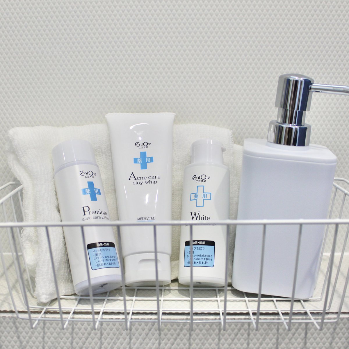 emione_'s tweet photo. エミオネは肌に直接つける大切な
化粧水、乳液、洗顔だからこそ
品質管理には徹底的に
こだわっています😊✨

無香料❌
無着色❌
鉱物油フリー❌

肌の負担となる成分は
一切含まれてないので
安心して使用してください⭐︎

#エミオネ
#emione
#スキンケア
#ニキビケア https://t.co/ZbSZEgDPUf