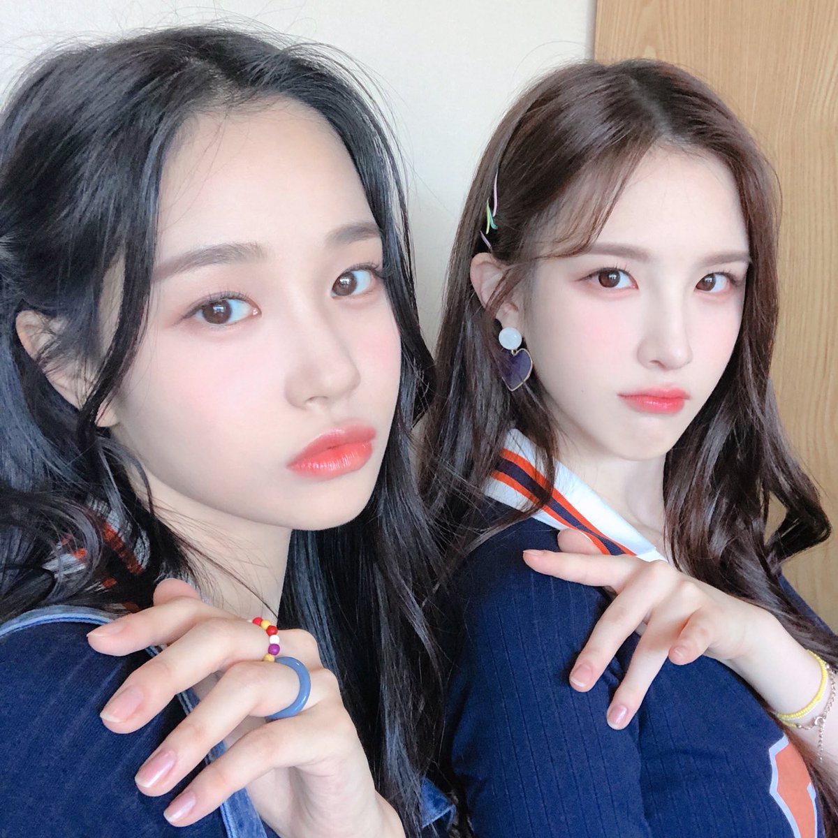 _Weeeklys's tweet photo. [#이재희] 지한이랑 저 재희가 음악���심에 처음 나온 기념으로 공사장 유닛 사진을 한번 찍어봤어요!📸
앙큼불여우 포즈랑 자유포즈✌🏻
어떤게 더 찰떡같아요?❤💕
-
#Weeekly #위클리
#LeeJaehee
#지한 #Jihan https://t.co/cotnUfd0cK