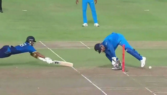 CricXtasy's tweet photo. He guarded the stumps like it belonged to him ♥️
#Crickrt #MSDhoni #CricketThread https://t.co/83aCDYt6WX
