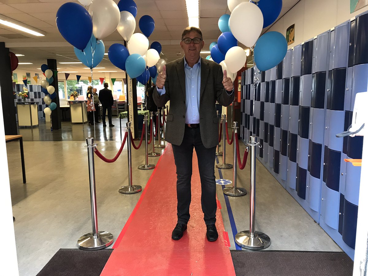 DaVinciPSG's tweet photo. De diploma uitreikingen zitten erop. De uitreiking was corona-style. 1,5 meter afstand, in kleine groepjes en met een route door school. Nu zit het schooljaar erop. Volgend jaar weer normaal doen? https://t.co/k2PXcICWVJ