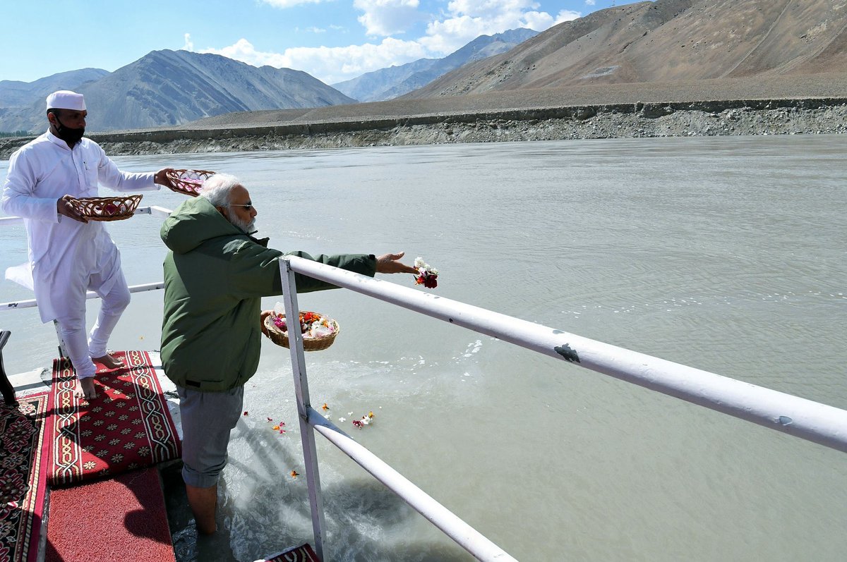 Sumitrabjp's tweet photo. #PMModiatLeh | PM @narendramodi जी ने कल लद्दाख के #Nimu में सिंधु नदी की पूजा की. वहां मौजूद पंडितों ने PM से नदी में फूल, जल, नारियल और नैवेद्य अर्पित कराकर विधिवत पूजा कराई. #मोदी_की_झलक_सबसे_अलग #मोदी_सेना_के_साथ #मोदी_है_तो_मुमकिन_है https://t.co/Ebj2aVFHn5