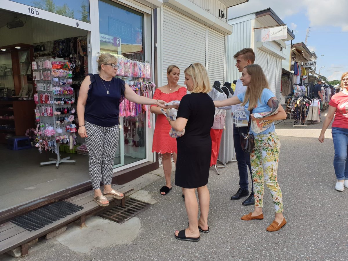jowita_chudzik's tweet photo. #TydzieńDlaRafała rozkręca się! Dziś od rana pracujemy dla @trzaskowski_ na białostockim bazarze przy ul. Kawaleryjskiej. Jest mobilizacja, ulotki i gazetki schodzą jak woda. Widać, że ludzie chcą zmiany. 1️⃣2️⃣ lipca liczyć się będzie KAŻDY GŁOS!!! Walczymy!💪🇵🇱 #Trzaskowski2020 https://t.co/KIv6xWVDNC