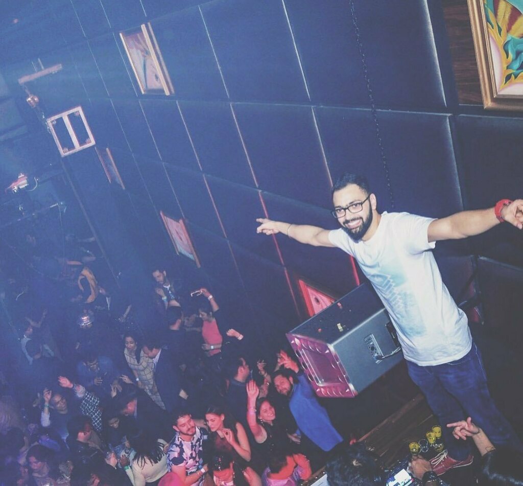 djsameer's tweet photo. Once upon a time, Saturdays used to be so much fun.
.
.
.
.
#djsameer #thecollectiveprojekt #onceuponatime #funtimes❤️ #dj #djlife🎧🎤 #djlifestyles #djproducers #djinglife #saturdaynightvibes #saturdaynightfun #clublifestyle #clubbinglife #nightlifest… https://t.co/JiDvaeWbw8 https://t.co/TGUJXMc9Gx
