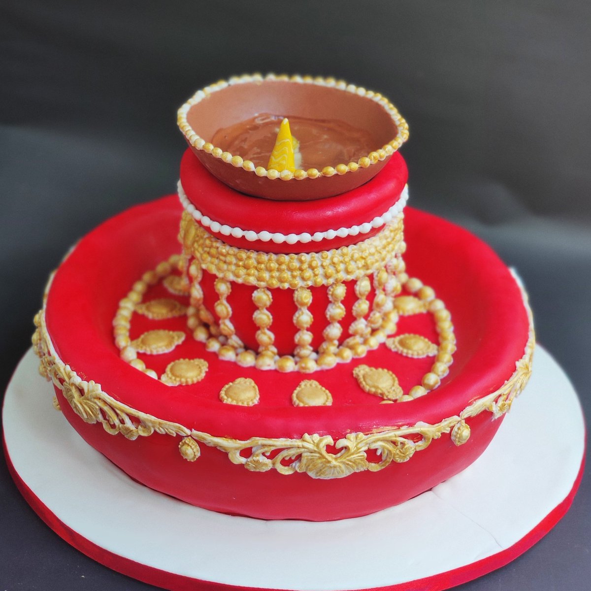 Deepika72705486's tweet photo. A cake inspired by puja thali.. And it's shrikhand flavour cake.. #tagblander #cake #instacake #delicious #yummy #yumyum #yum #Fresh #hungry #foodgasm #instafood #amazing #eat #foodpic #PhotoOfTheDay https://t.co/dVnvqTc1GO