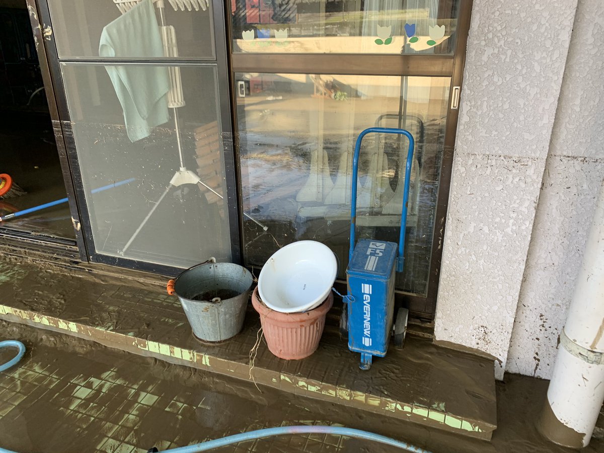 園は国宝指定の青井阿蘇神社に隣接してます。
青井阿蘇神社の鳥居の前には蓮池があり、禊橋というシンボルマークとなる橋が掛かっていますが、損壊しています。
球磨川氾濫の被害の甚大さが伺える写真です。

#熊本県人吉市 #球磨川氾濫 #人吉 #がまだせ人吉