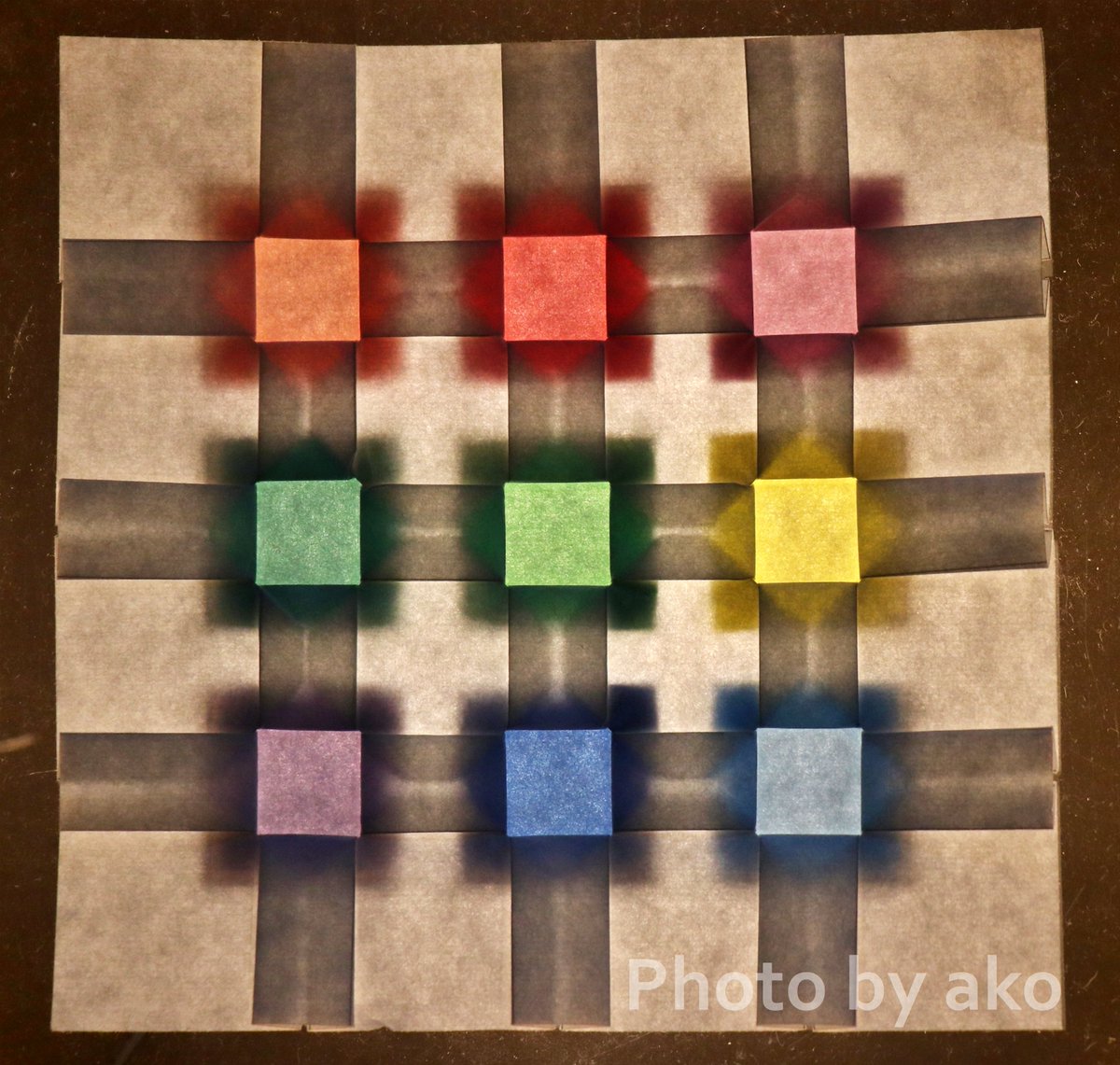 ako_origamirose's tweet photo. 昨日、投稿したEric Gjerde氏の「ORIGAMI TESSELLATIONS」[№１ FIVE-AND-FOUR]

裏側の透過写真です。

#折り紙作品　#平織り　#TESSELLATION　#ORIGAMITESSELLATIONS　#EricGjerde https://t.co/lvduSNdQaL