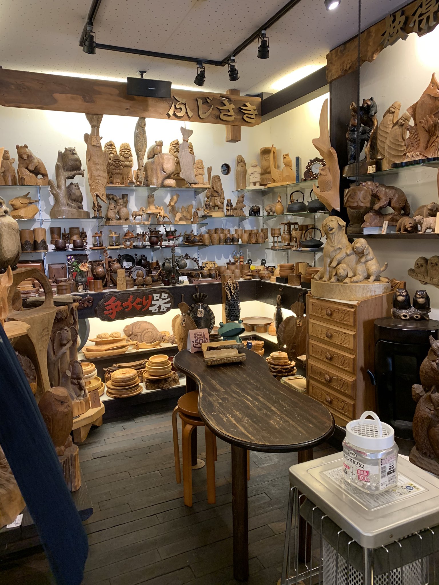 Jojocat 一泊で 登別温泉に行ってきました 温泉街のお土産屋さんで熊の木彫りのループタイみたいのを探しましたが 無かったです ふうー ヤスダーの取りがち行動をしました 温泉は良かったですよ 登別温泉 熊の木彫りループタイ 安田章大